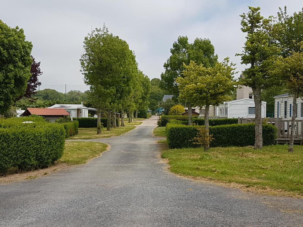 a road in a residential neighborhood with houses at Camping L'oiseau Blanc in Sassetot-le-Mauconduit