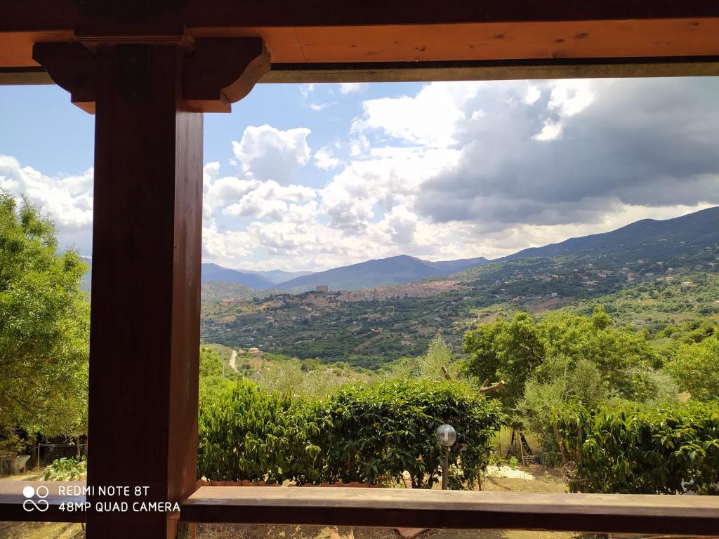 een raam met uitzicht op de bergen bij Room in Casa Castiglia a Woodhouse with Beautiful View close Madonie Park in Castelbuono