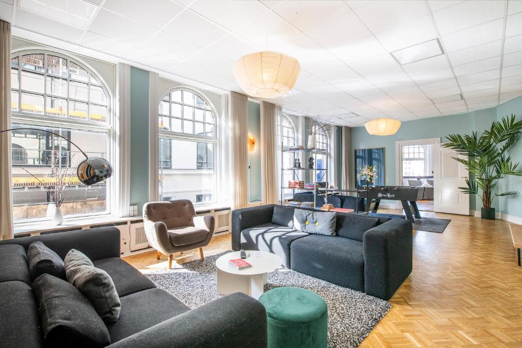 ein Wohnzimmer mit Sofas und einem Klavier in der Unterkunft The Mile 1 by Daniel&Jacob's in Kopenhagen