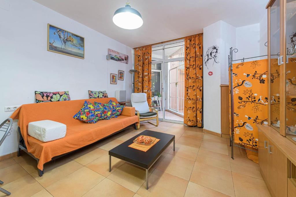 una sala de estar con un sofá y una mesa en Estudio La Colina, en Torremolinos