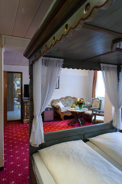 Akzent Hotel Goldner Stern - Double Room With Four Poster Bed