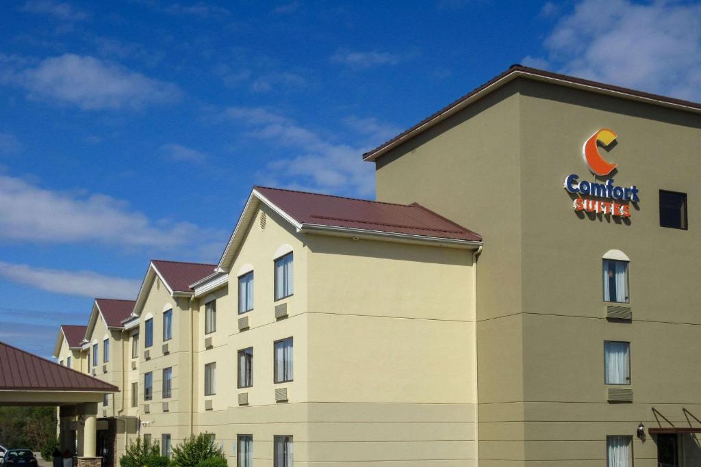 un hotel con un cartel en el lateral de un edificio en Comfort Suites Georgetown, en Georgetown