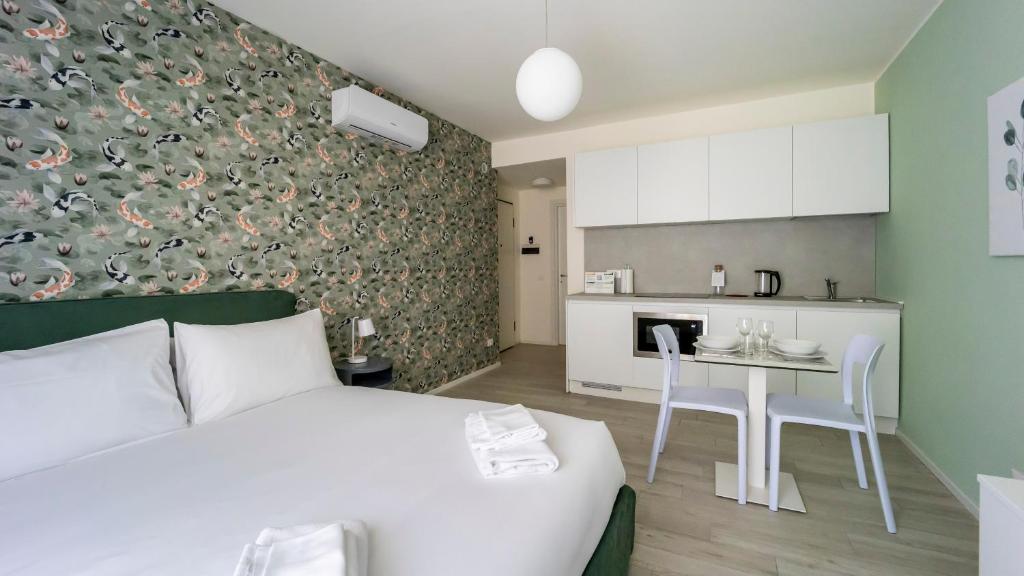 Un pat sau paturi într-o cameră la Italianway - The B Village Superior