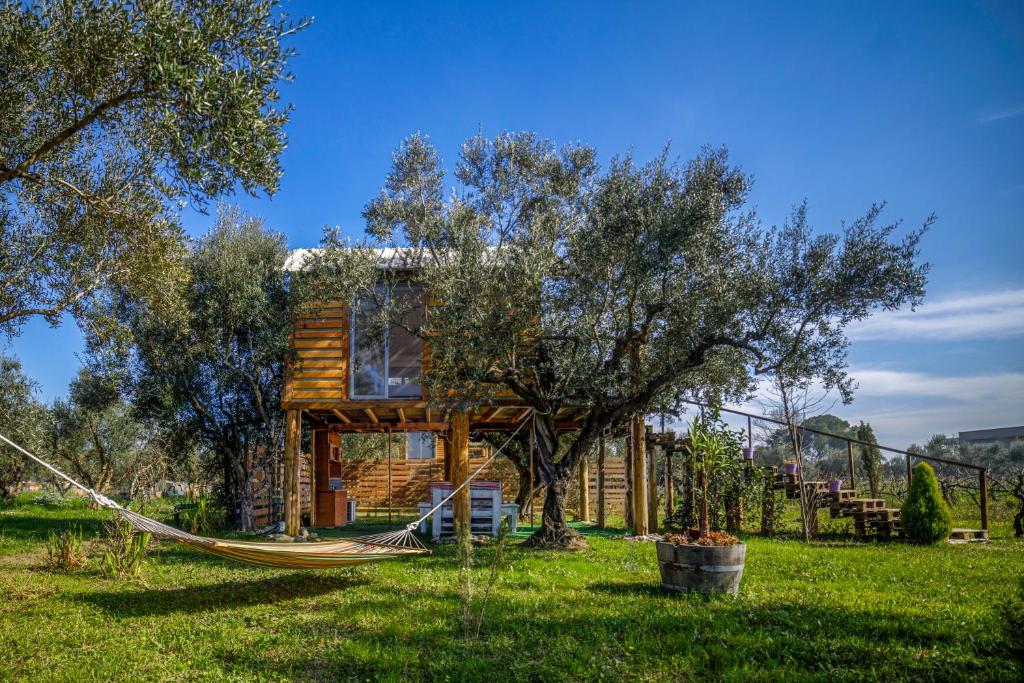 amaca di fronte a una baita di tronchi di FairyTale a Koukounariá