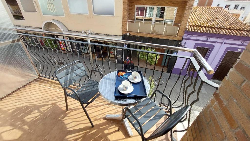 - Balcón con mesa y sillas en Mar i Angels Apartament, en Pineda de Mar