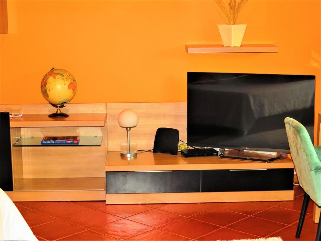 TV a/nebo společenská místnost v ubytování Anjos’home