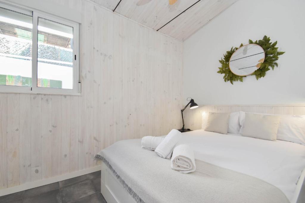 A bed or beds in a room at HELOHOME