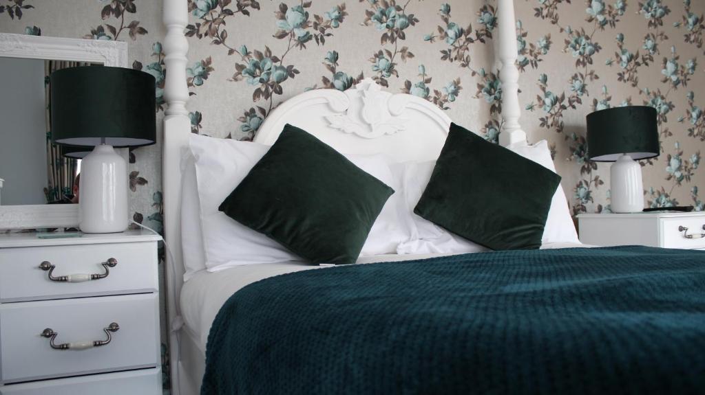 The Whittington and Cat - Double Room With Four Poster Bed