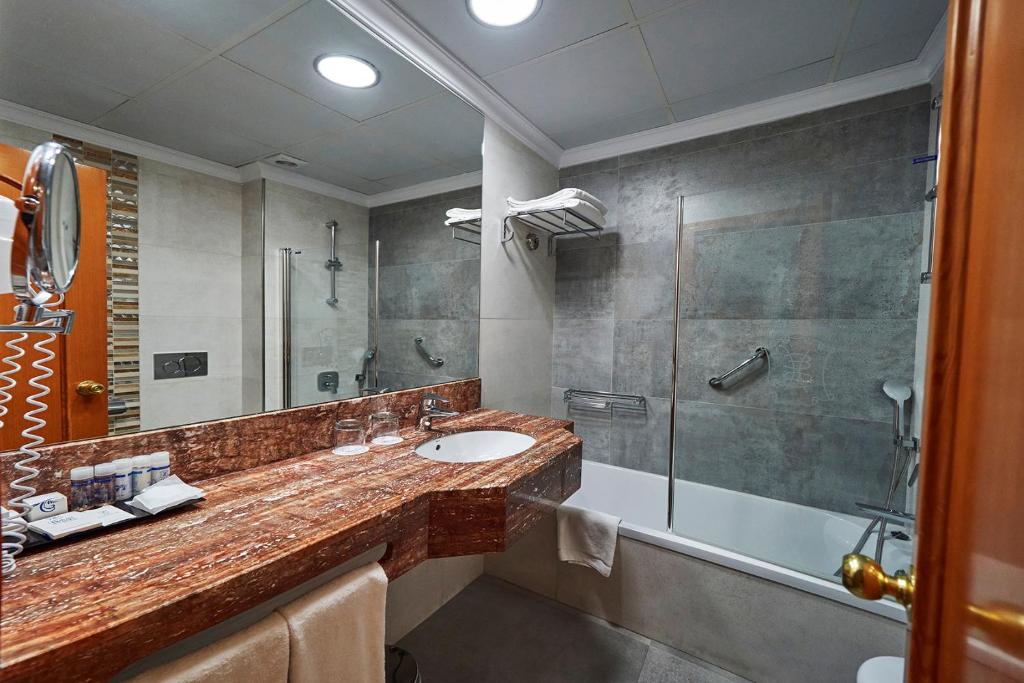 Koupelna v ubytování Hotel Balcón de Europa