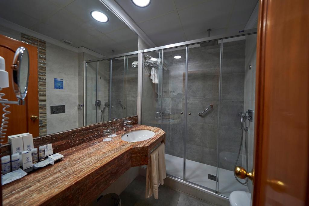 Koupelna v ubytování Hotel Balcón de Europa