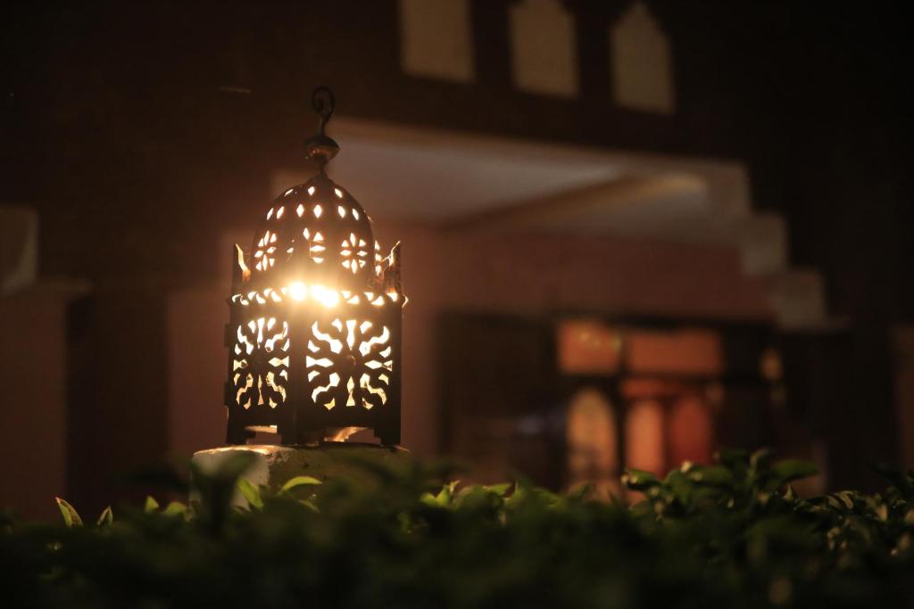 a lit up lantern in the dark at Maison d'Hôtes Nouflla in Aït Benhaddou