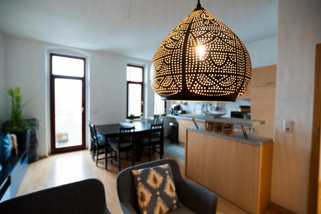 un salon avec un lustre et une salle à manger dans l'établissement Schloßchemnitz-tolle Ferienwohnung mit Balkon, à Chemnitz