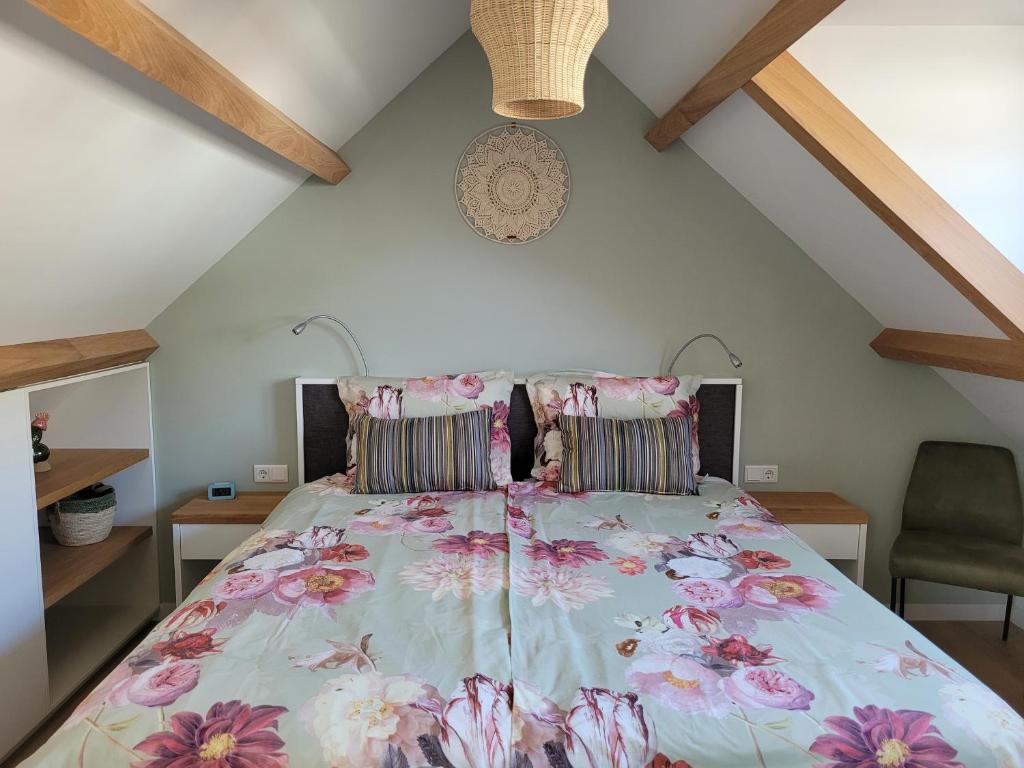 Postel nebo postele na pokoji v ubytování Sauna Cottage Egmond