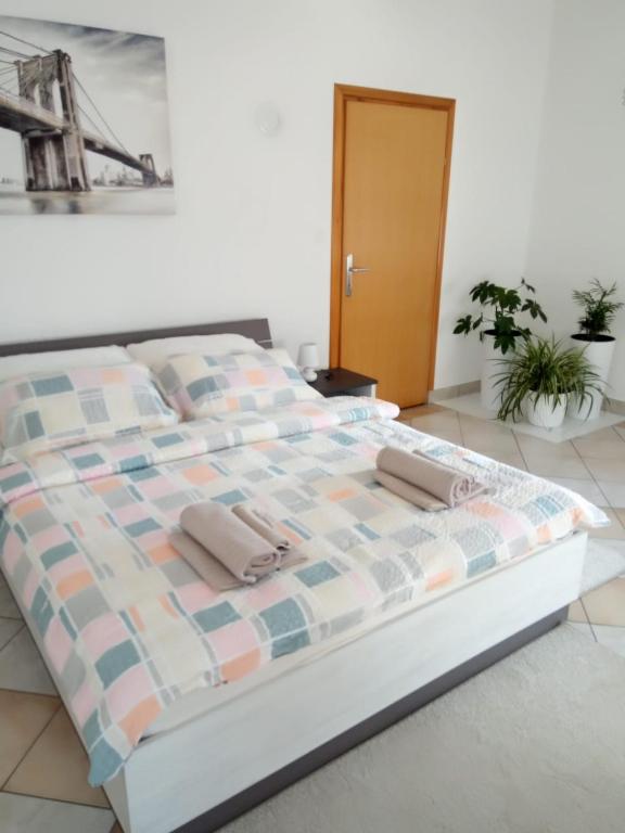a bed with two towels on it in a bedroom at Studio apartman KIKA in Otočac