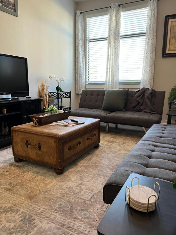 Uptown Gem Spacious Condo With Parking-WiFi-10 min walk to Spectrum Center - Appartement D'une Chambre