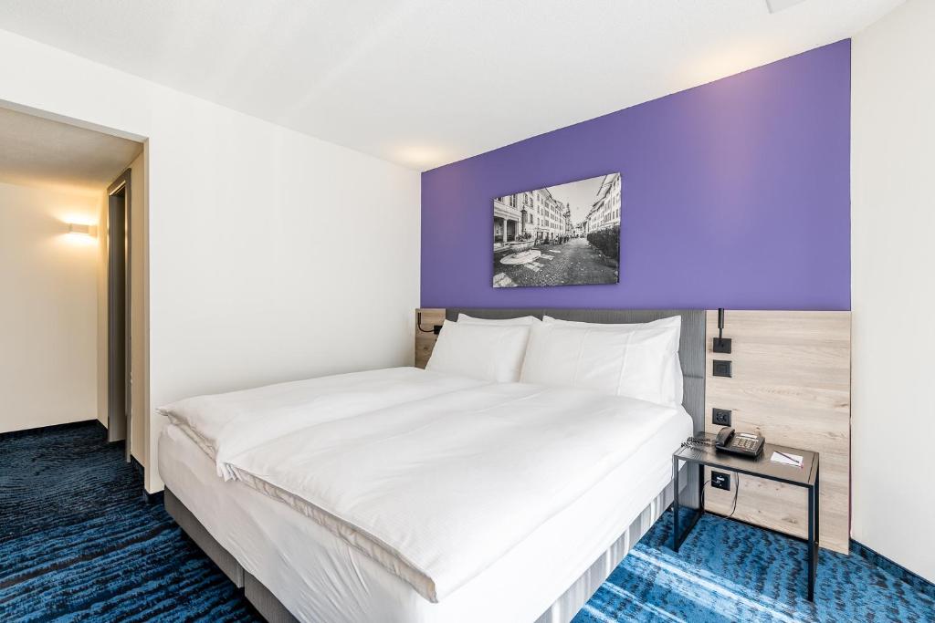 Postel nebo postele na pokoji v ubytování Mercure Lenzburg Krone