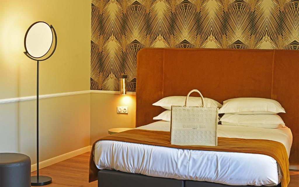 מיטה או מיטות בחדר ב-Hotel Restaurant Christophe Colomb