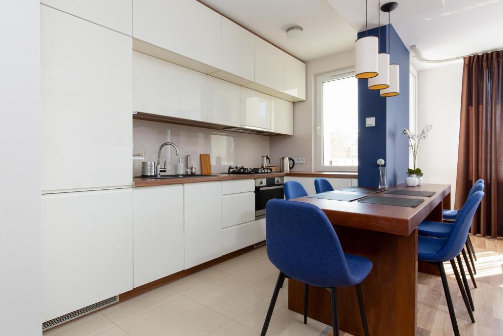 Kuchyňa alebo kuchynka v ubytovaní Family Apartment Saska Kępa by Noclegi Renters