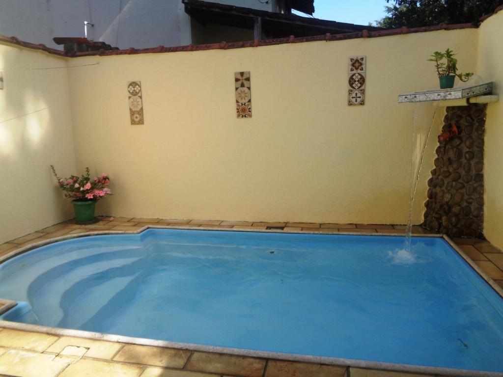 a large swimming pool in a backyard with a house at Casa com Piscina Paraty in Paraty