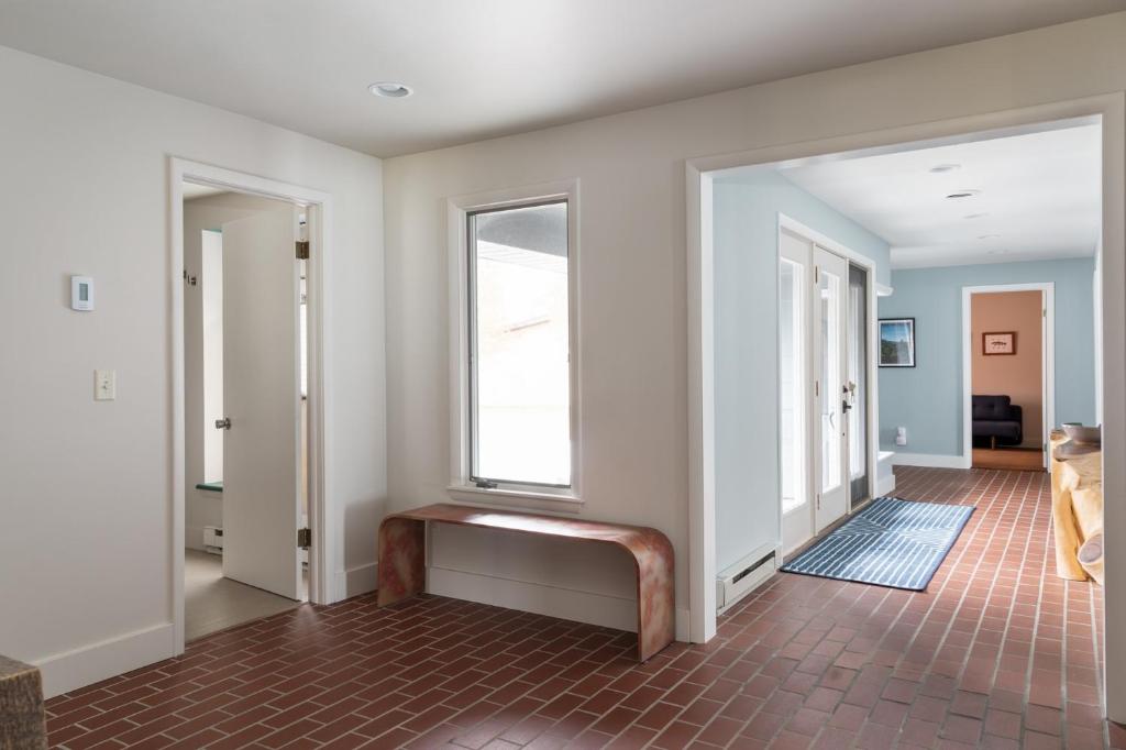 Sandbar Cedar Cottage on Lake Leelanau, USA