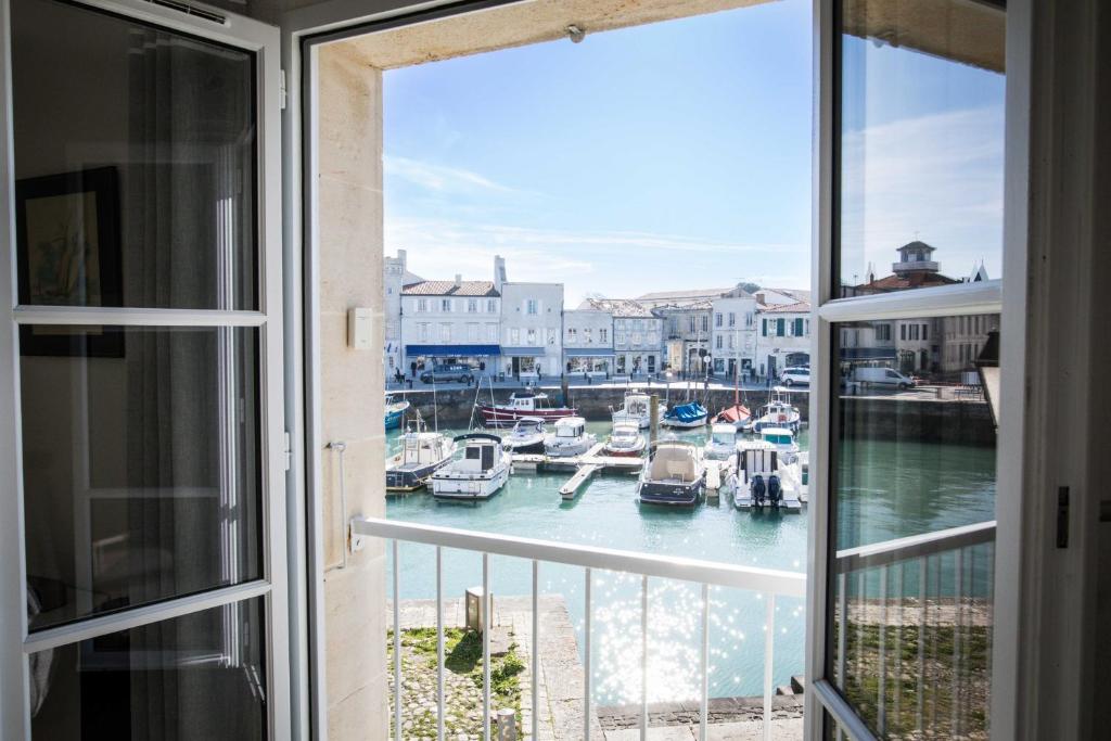 uma varanda com vista para uma marina em Joli appartement avec magnifique vue em Saint-Martin-de-Ré