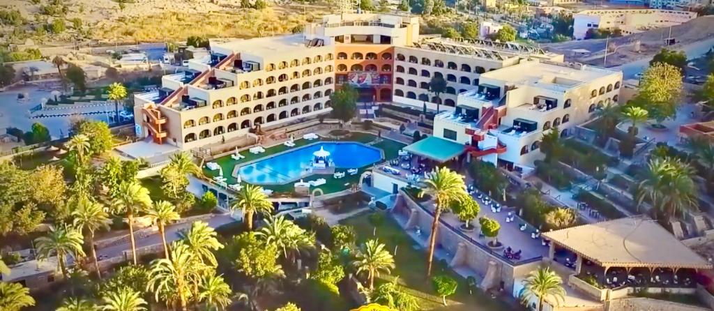 uma vista aérea de um hotel com uma piscina em Basma Hotel Aswan em Aswan