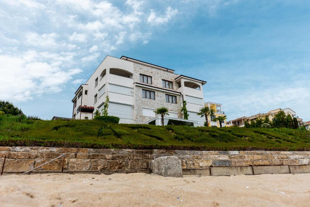 Апартамент Лукс св.Влас на първа линия в комплекс Casa Real