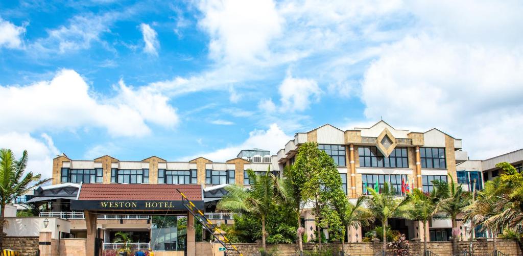 uma vista para o mgm hotel a partir da rua em Weston Hotel em Nairobi