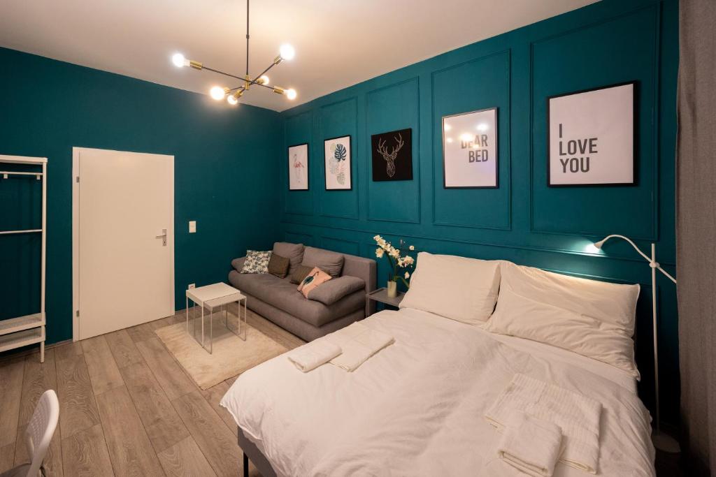 1 dormitorio con 1 cama y 1 sofá en Radiant Premium Apartments-Muhrengasse, en Viena