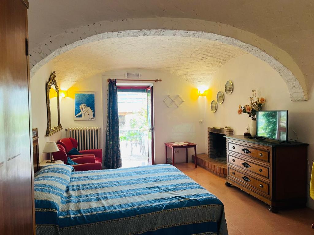 um quarto com uma cama e uma televisão num quarto em Casa Vacanze Fattoria Pozzitello em San Salvo