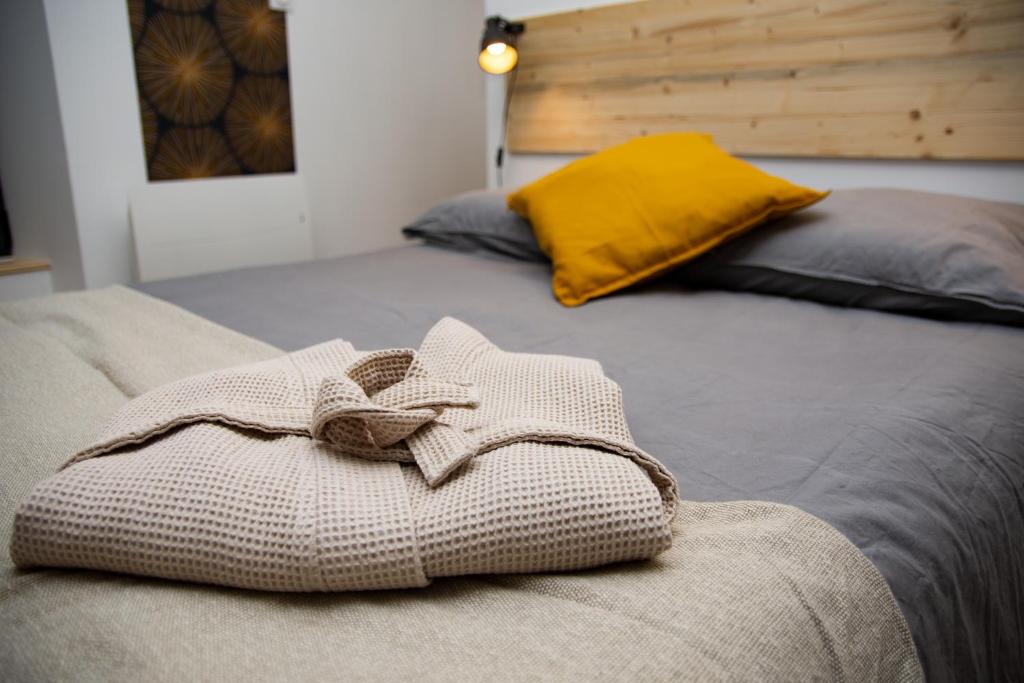 Photo de la galerie de l'établissement Ô COSY , DUPLEX, JACUZZI, TERRASSE., à Villedieu-les-Poêles