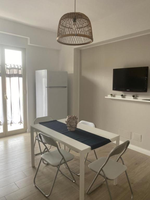 A kitchen or kitchenette at Tra mare e lago