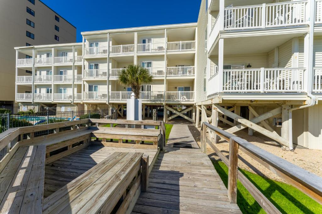 Bright and Sunny Condo with Stunning Oceanfrontにあるバルコニーまたはテラス