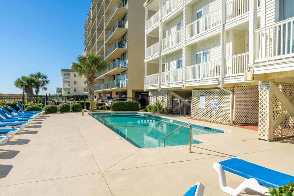 Bright and Sunny Condo with Stunning Oceanfrontの敷地内または近くにあるプール