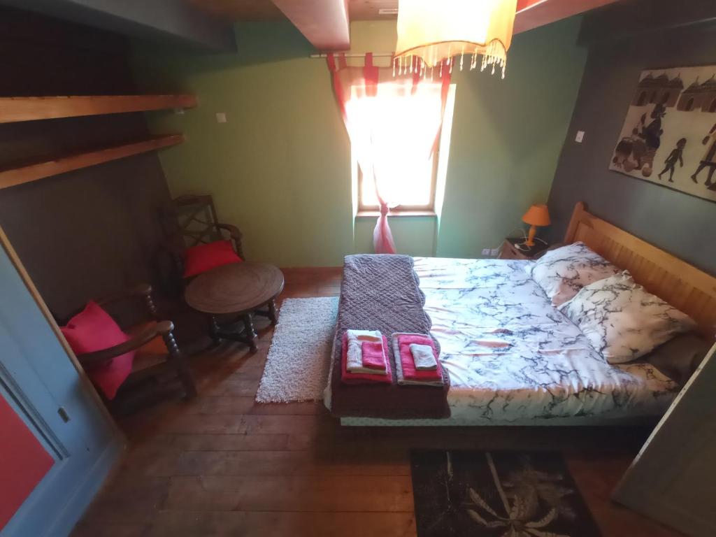 une chambre avec un lit et une fenêtre dans l'établissement gite à la ferme, à Vernet-la-Varenne