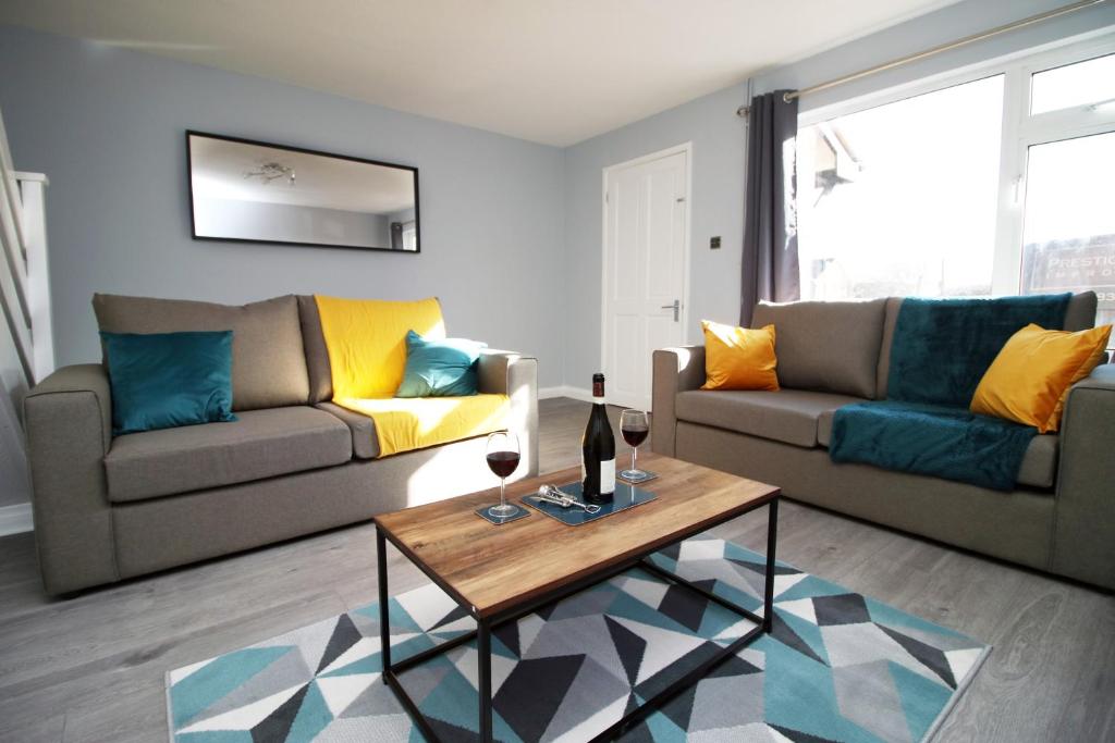 Sala de estar con 2 sofás y mesa de centro en CHANDOS - Spacious Home, High Speed Wi-Fi, Free Parking, Garden, en Swindon
