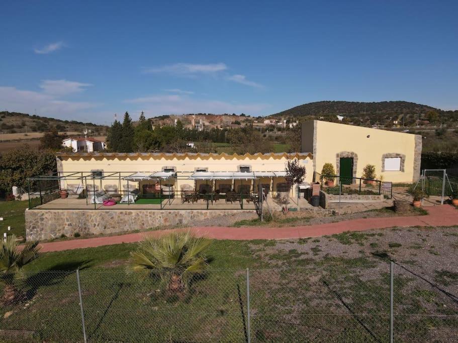 um edifício com uma cerca em frente em Taia Casa Rural 2 **. Alojamiento y actividades em Mérida