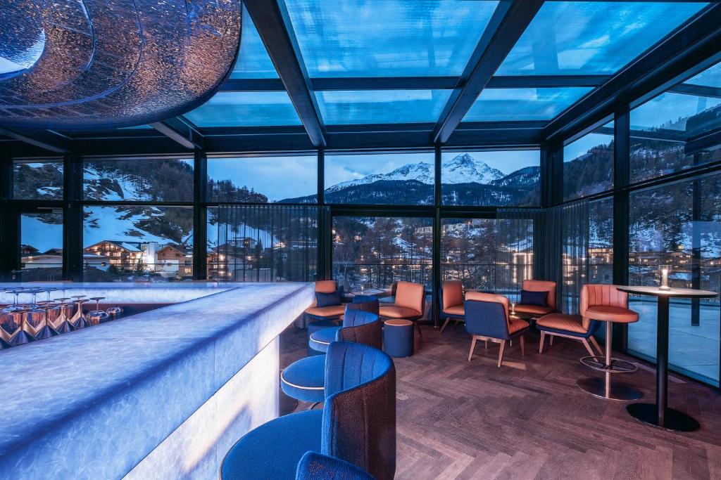 Nespecifikovaný výhled na hory nebo výhled na hory při pohledu z hotelu