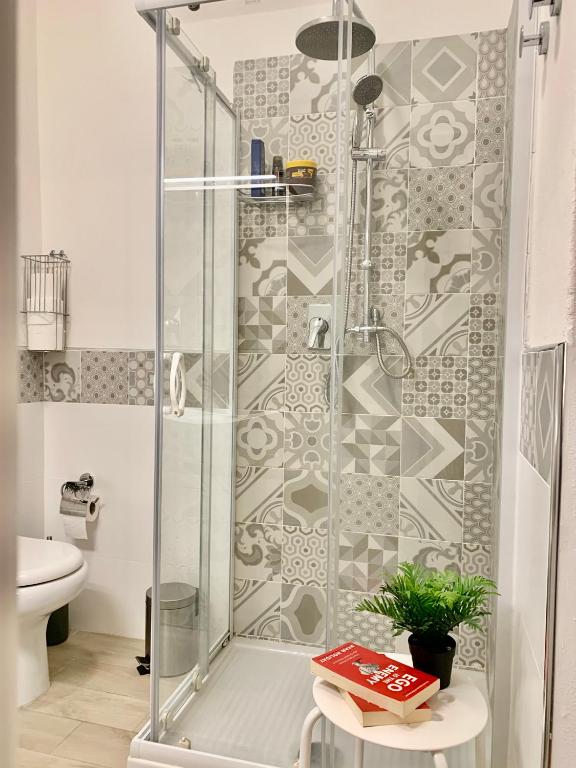 W łazience znajduje się prysznic ze szklanymi drzwiami. w obiekcie Urban Greener - MORADA w Cagliari