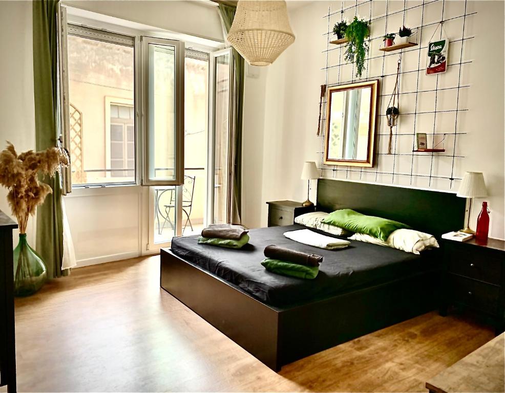 sypialnia z czarnym łóżkiem w pokoju w obiekcie Urban Greener - MORADA w Cagliari