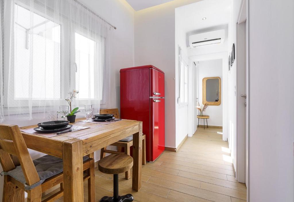 Aristotelous 30 Residence في سلانيك: غرفة طعام مع ثلاجة حمراء وطاولة