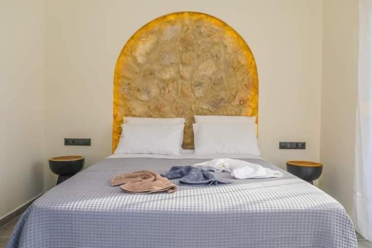 Mamma Mia apartments skiathos في مدينة سكياثوس: غرفة نوم بسرير لحاف ازرق وبيض