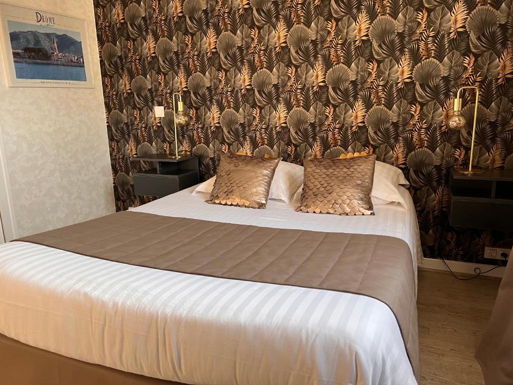 Postel nebo postele na pokoji v ubytování Hotel Alpes Cevennes