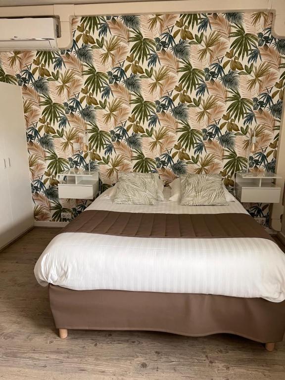 Postel nebo postele na pokoji v ubytování Hotel Alpes Cevennes