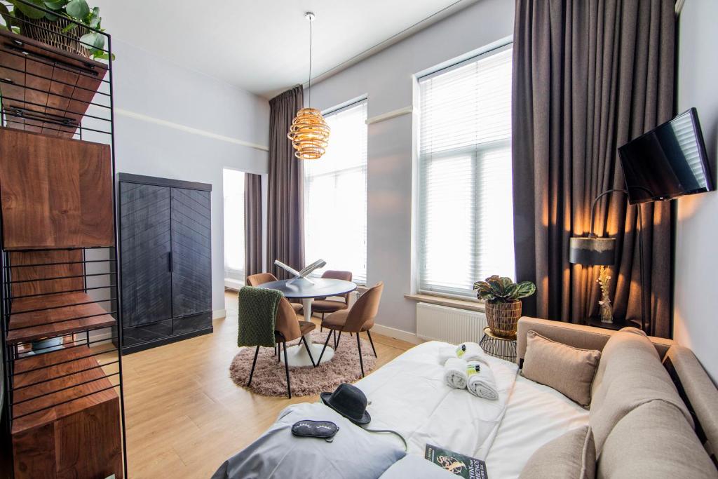TV a/nebo společenská místnost v ubytování Stadsvilla Hotel Mozaic Den Haag