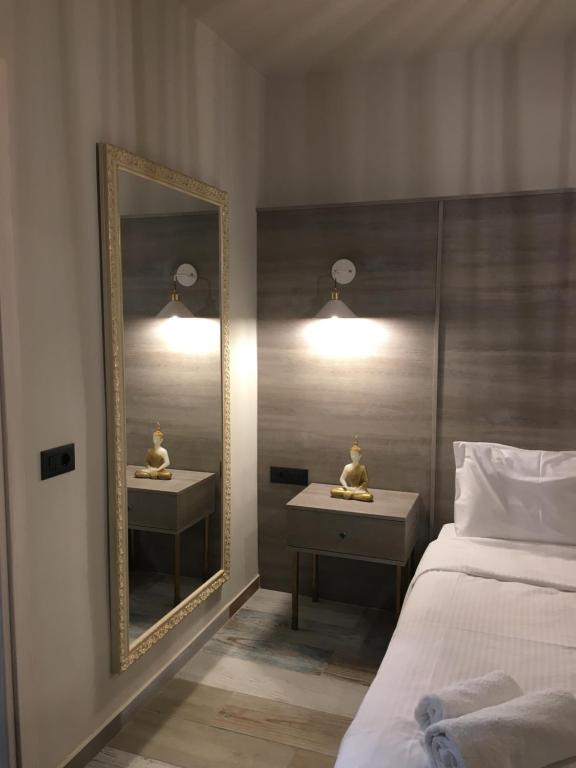 Postel nebo postele na pokoji v ubytování Ares Suites