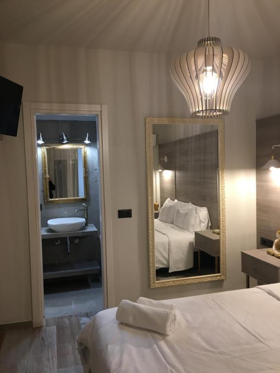 Postel nebo postele na pokoji v ubytování Ares Suites