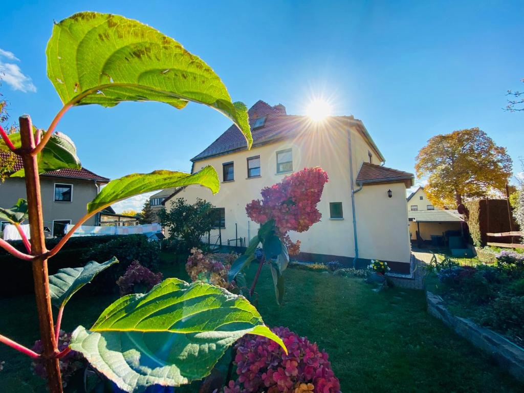 una casa con el sol brillando en el patio en Ferienhaus am Hainberg en Colditz