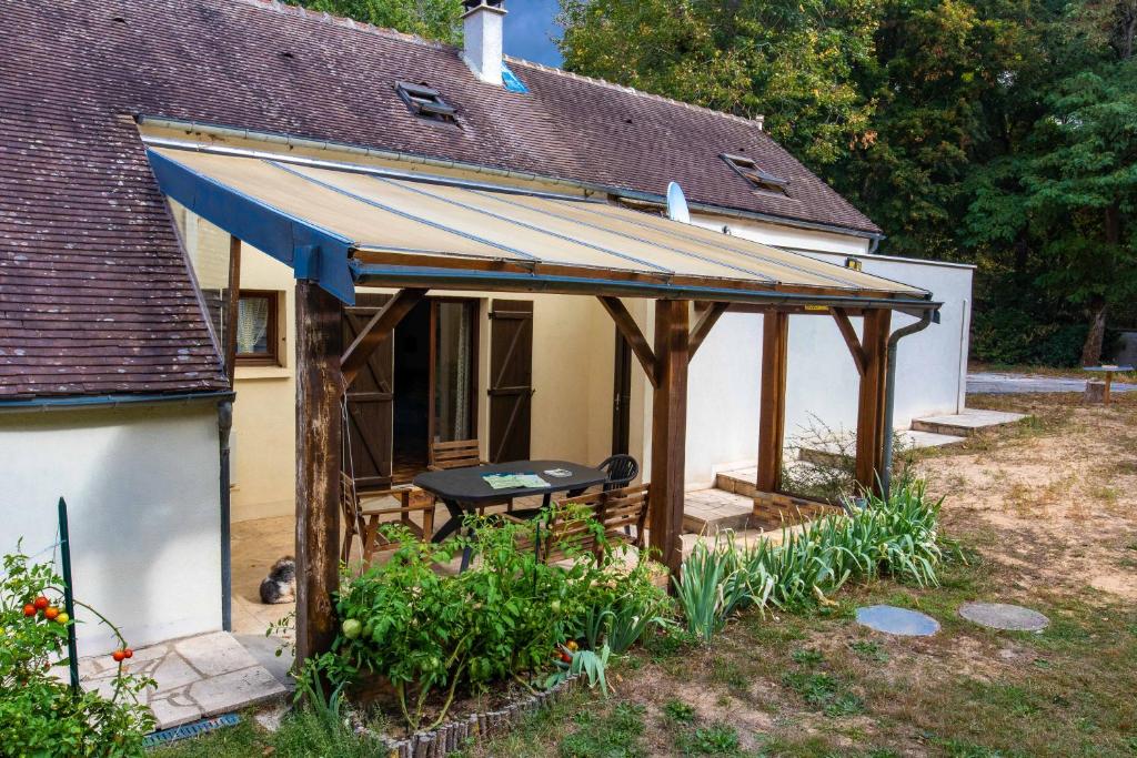 dom z pawilonem ze stołem piknikowym w obiekcie Logisfontainebleau w mieście Villiers-sous-Grez