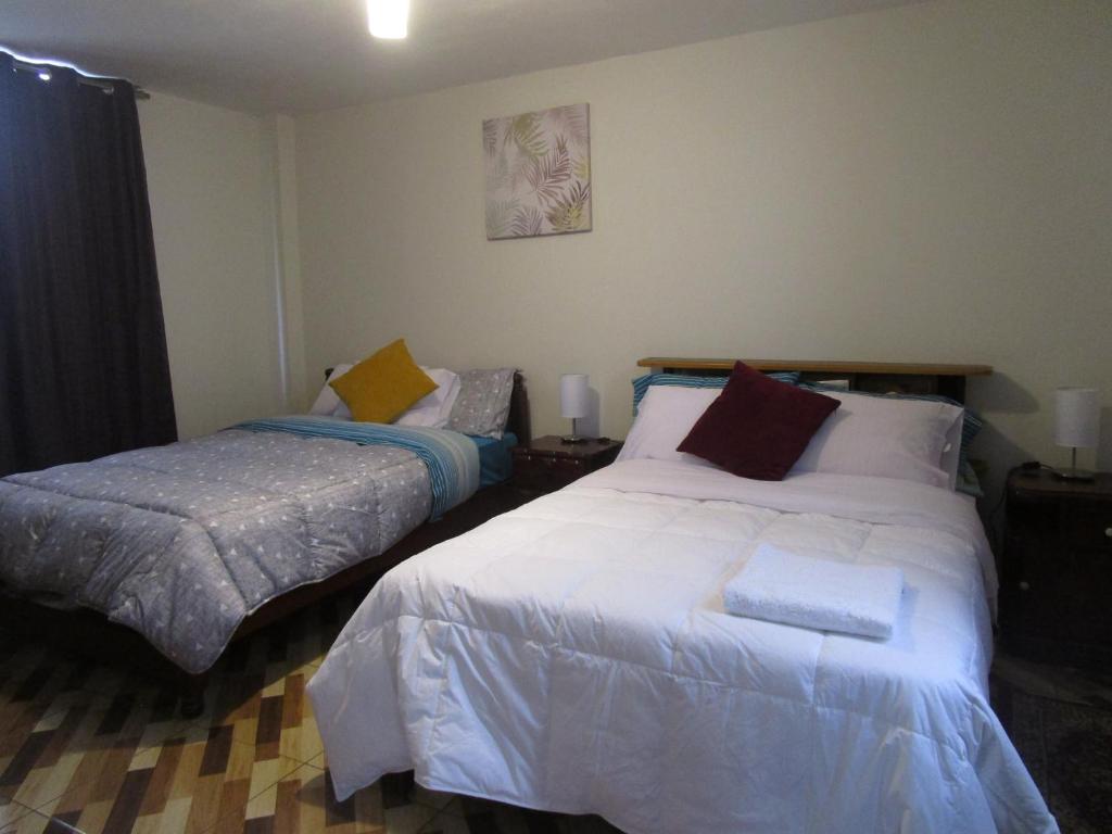 1 dormitorio con 2 camas en jazmines point, en Lima